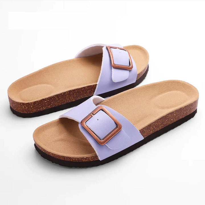 Sandales plates élégantes et confortables pour femmes, avec boucle simple. Idéales pour un usage quotidien en été.