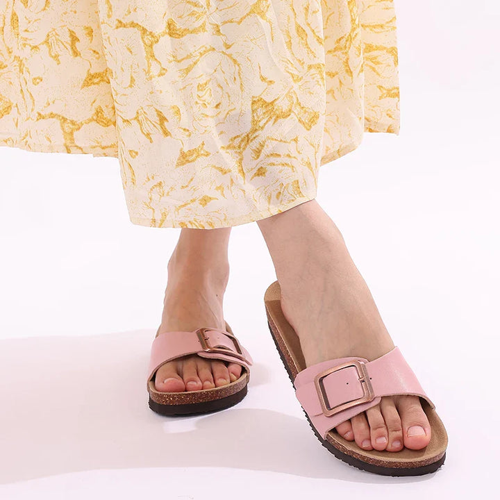 Sandales plates réglables à boucle simple pour femmes, offrant confort et adhérence. Idéales pour plage & ville.