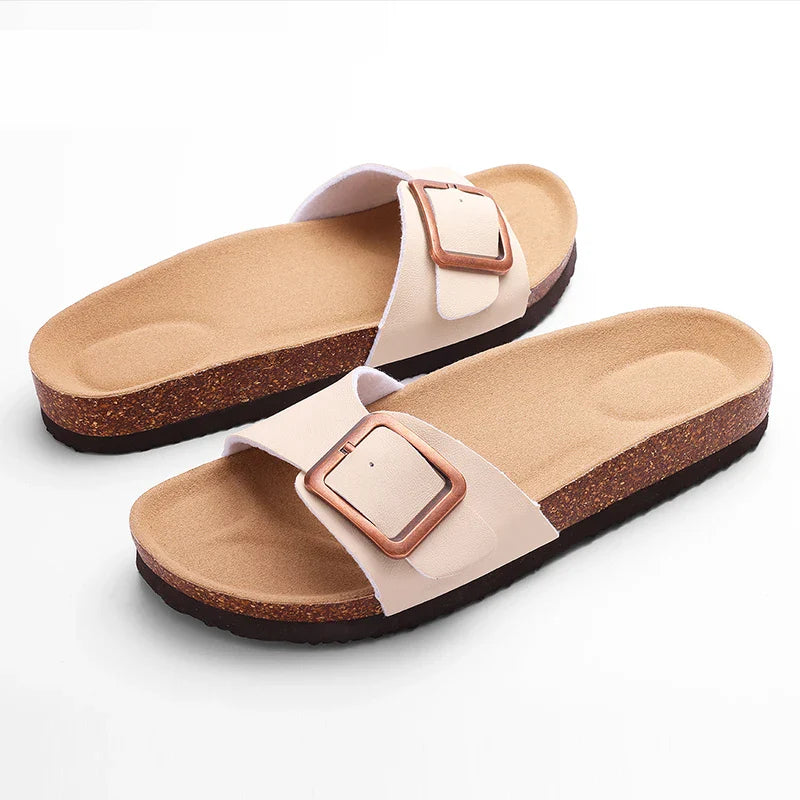 Sandales plates femme, style été élégant, confortables avec boucle simple. Parfaites pour les vacances et le quotidien.
