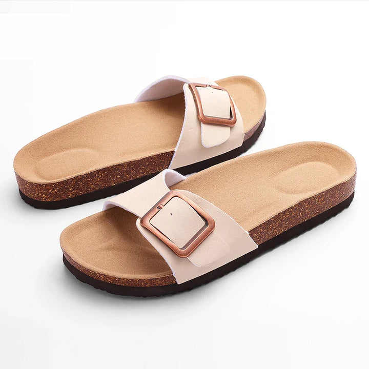 Sandales plates femme, style été élégant, confortables avec boucle simple. Parfaites pour les vacances et le quotidien.