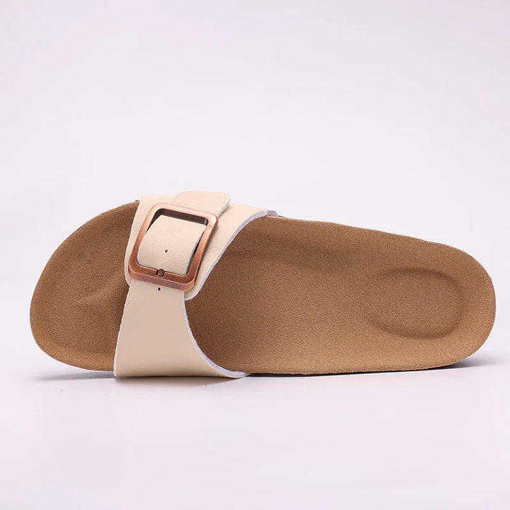 Sandales plates femme réglables, à boucle simple, confortables et adhérentes. Idéales pour les activités d'été.