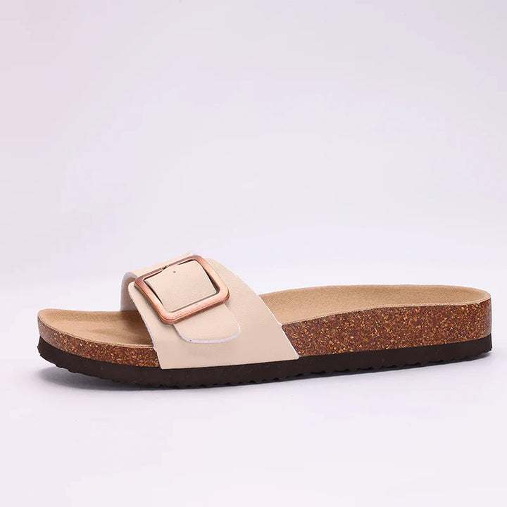 Sandales plates femme, style été chic, très confortables avec une boucle simple. Idéales pour la plage ou la ville.