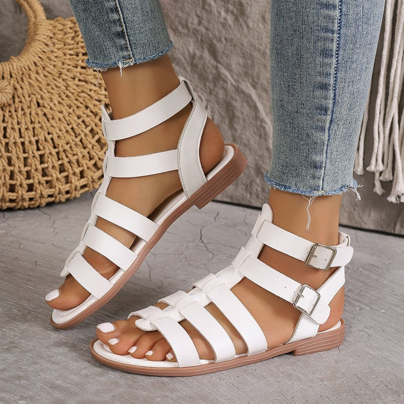 Sandales plates femme en similicuir style romain, boucles réglables, bout ouvert, look estival et décontracté.