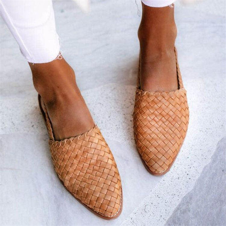 Sandales plates femmes, style minimaliste chic, confort optimal. Plusieurs couleurs disponibles.