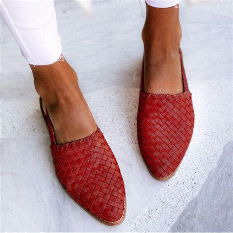 Sandales plates femmes, style minimaliste chic, confort optimal. Plusieurs couleurs disponibles.