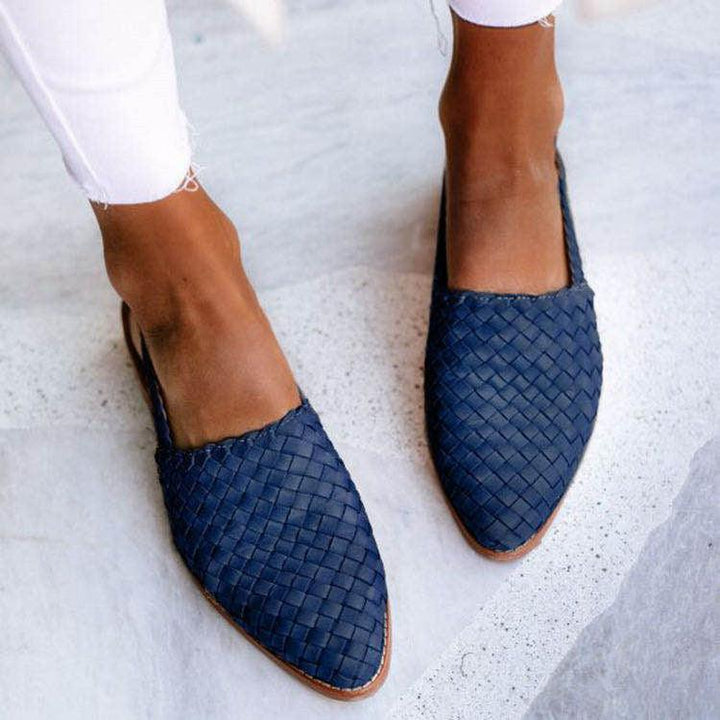 Sandales plates femmes, style minimaliste chic, confort optimal. Plusieurs couleurs disponibles.