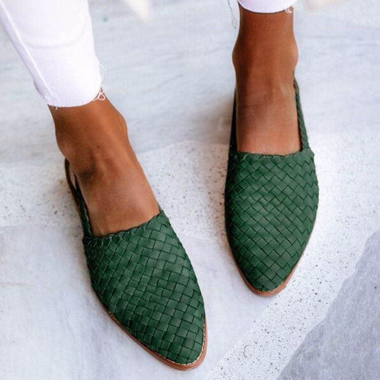 Sandales plates femmes, style minimaliste chic, confort optimal. Plusieurs couleurs disponibles.