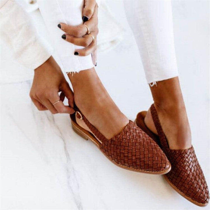 Sandales plates femmes, style minimaliste chic, confort optimal. Plusieurs couleurs disponibles.