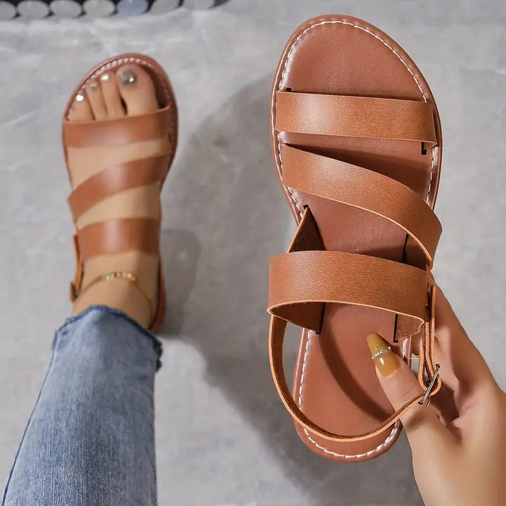 Sandales romaines cuir pour femmes, brides à la cheville, coloris neutres, style élégant et confortable pour l'été.