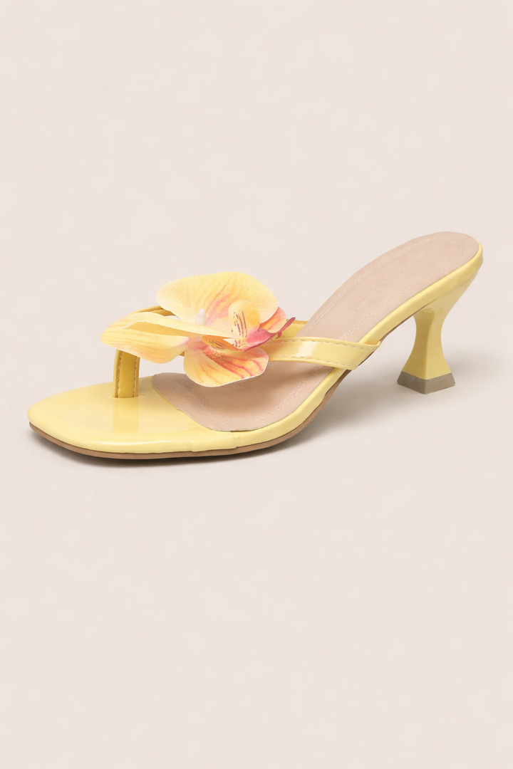 Sandales femme chic avec grande fleur délicate, idéales pour événements spéciaux, talons confortables.