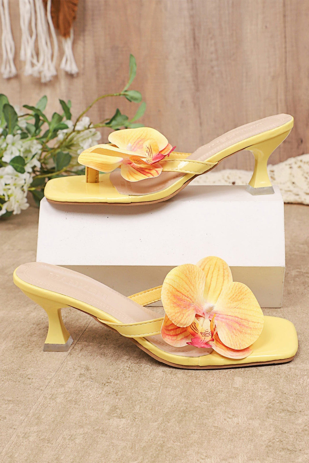 Chaussures à talons femme pour soirée, sandales élégantes avec fleur et bout ouvert, style raffiné.