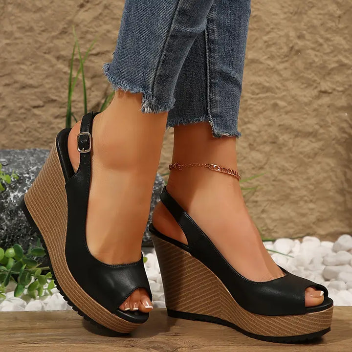 "Sandales talons noirs élégantes pour femmes Audrey, design moderne et finition soignée, vue détaillée en extérieur."