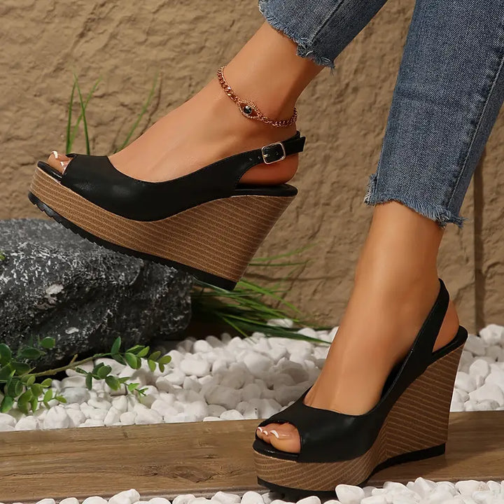 "Sandales talons noirs élégantes pour femmes Audrey, design moderne et finition soignée, vue détaillée en extérieur."