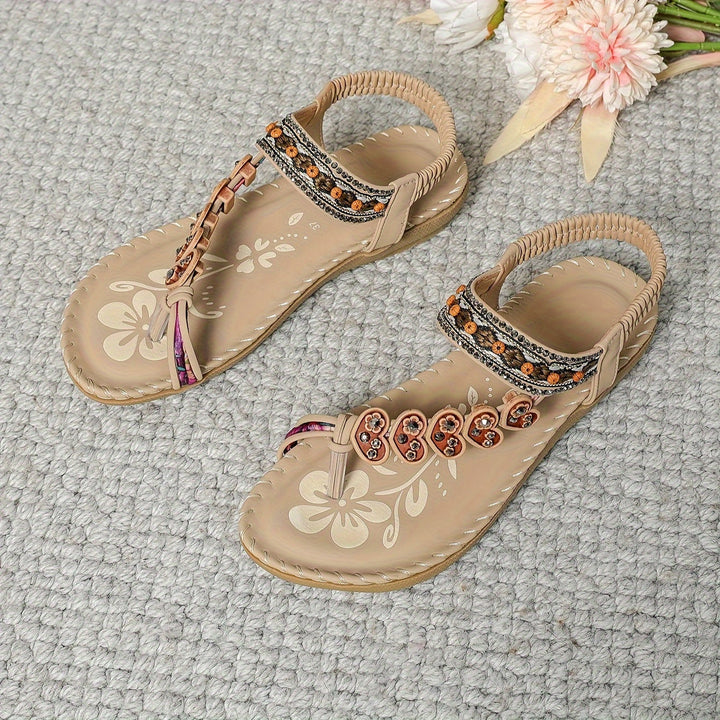 Sandales tongs bohèmes pour femme, fleurs perlées, élastiques, semelle souple, idéal été, look décontracté et chic.