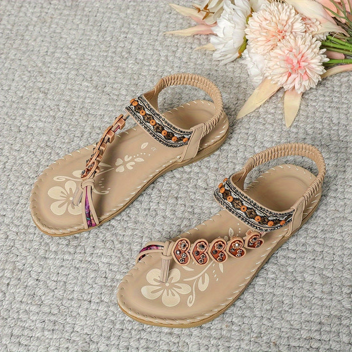Sandales tongs bohèmes pour femme, fleurs perlées, élastiques, semelle souple, idéal été, look décontracté et chic.