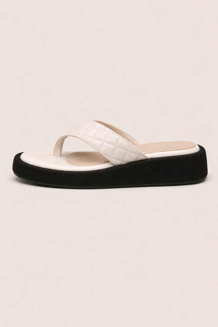 Sandales tongs femme confortables avec semelle épaisse et bride rembourrée. Idéales pour l'été décontracté.
