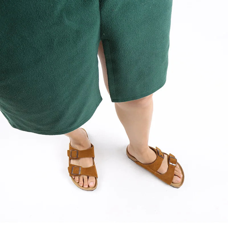 Sandales unisexe en daim avec semelle ergonomique, confortables et plates, parfaites pour l'été décontracté.