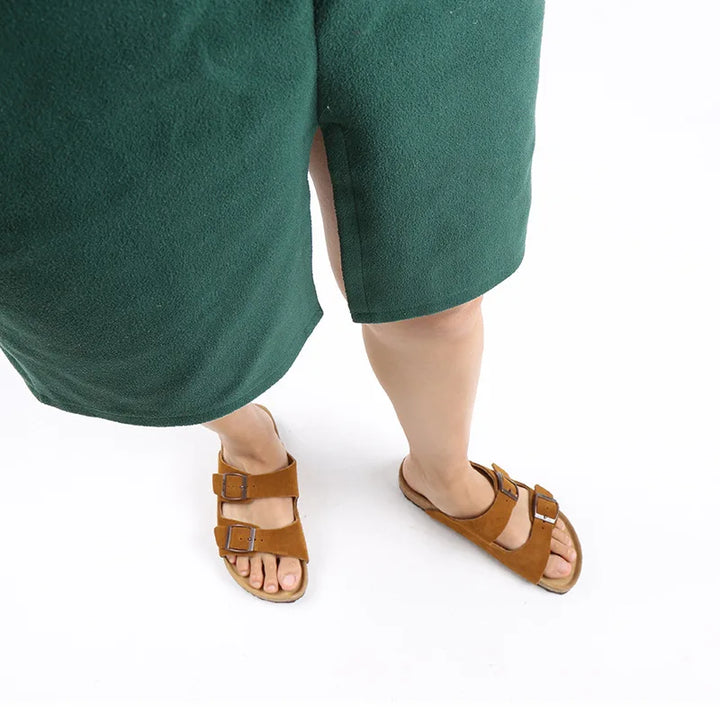 Sandales unisexe en daim avec semelle ergonomique, confortables et plates, parfaites pour l'été décontracté.