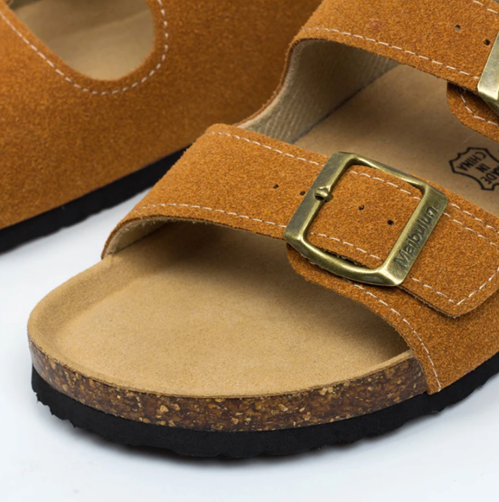 Vue de dessus des sandales confortables en daim unisexe, design simple et polyvalent pour hommes et femmes.