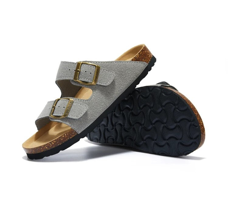 Paire de sandales confortables unisexe en daim, prêtes pour les vacances d'été, style décontracté et tendance.