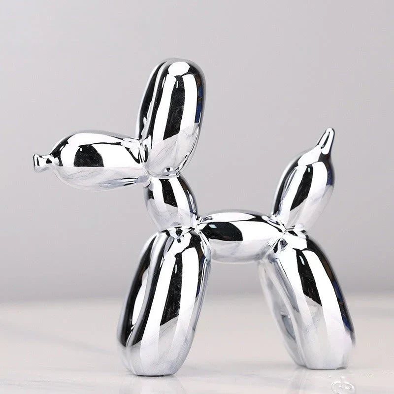 "Sculpture animale en ballon, design moderne, surface brillante, décoration intérieure élégante et amusante."