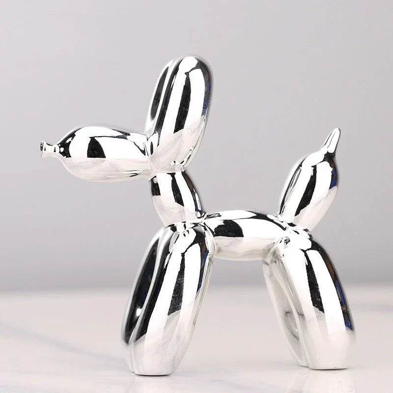 "Sculpture animale en ballon, design moderne, surface brillante, décoration intérieure élégante et amusante."