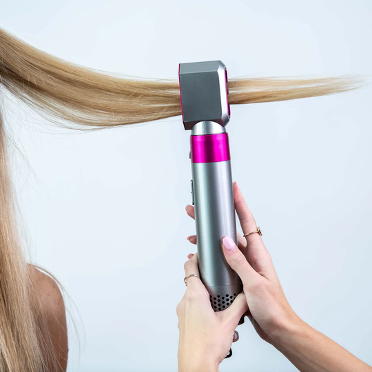 "Sèche-cheveux multifonctions noir élégant avec accessoires interchangeables pour styles variés, comme boucles et lissage."
