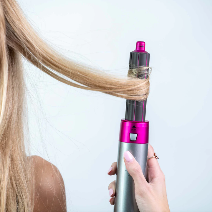 "Sèche-cheveux multifonctions noir élégant avec accessoires interchangeables pour styles variés, comme boucles et lissage."
