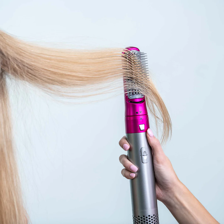 "Sèche-cheveux multifonctions noir élégant avec accessoires interchangeables pour styles variés, comme boucles et lissage."