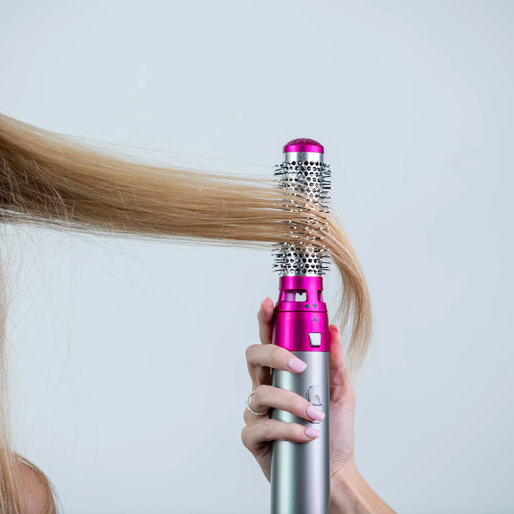 "Sèche-cheveux multifonctions noir élégant avec accessoires interchangeables pour styles variés, comme boucles et lissage."