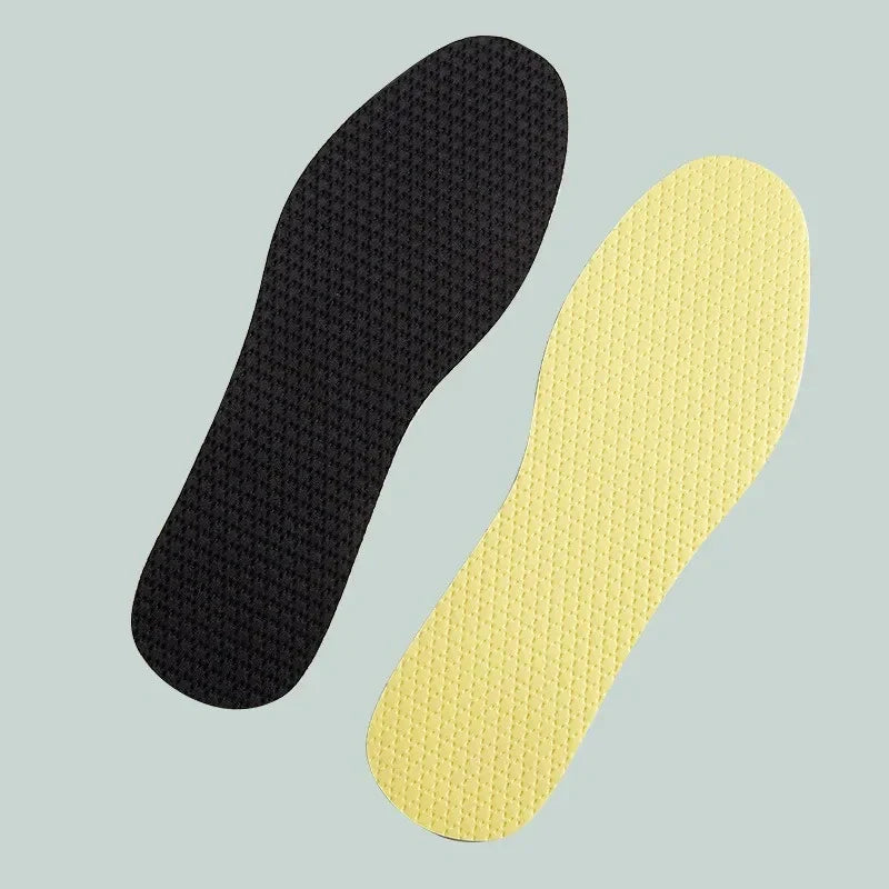 Semelles intérieures fines grises/noires offrant confort, respirabilité et amorti pour un soutien stable des pieds dans les chaussures.