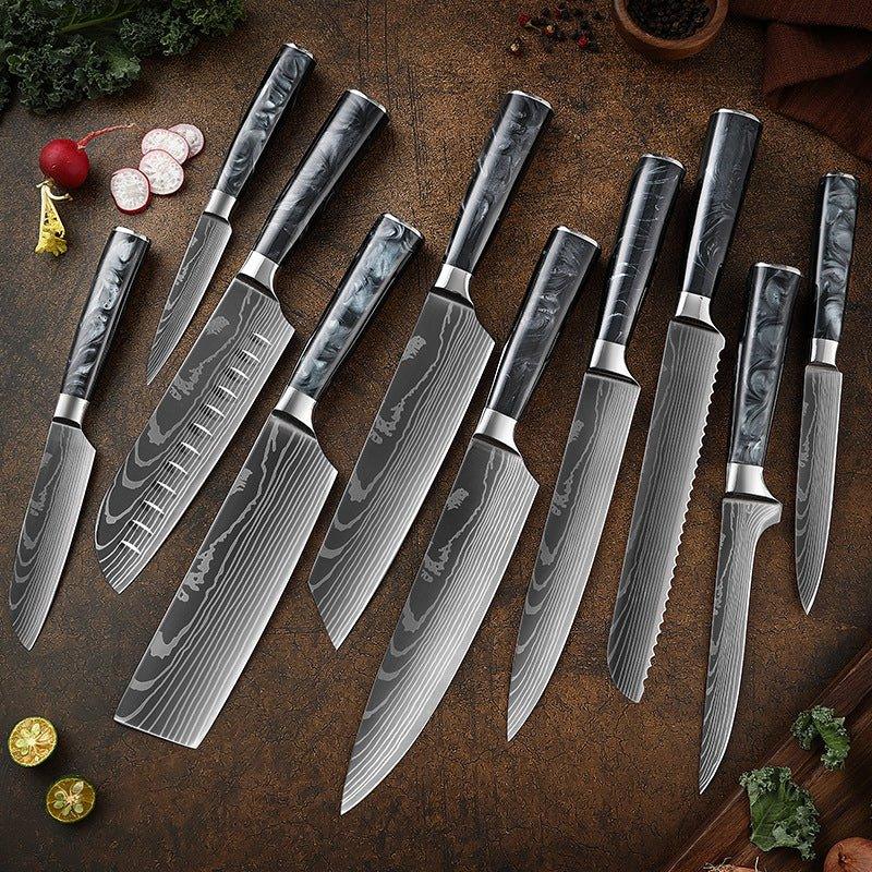 Set de 10 couteaux acier carbone.  Design élégant, lames précises, poignées ergonomiques.  Coffret cadeau inclus.