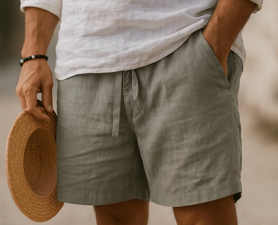 Bermuda homme en lin avec poches, idéal pour la plage ou un look décontracté estival. Taille élastique.