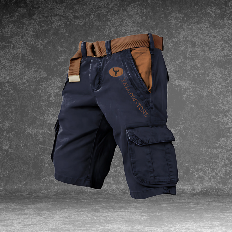 Homme portant un short cargo décontracté beige, style mode homme pour l'été et activités outdoor.