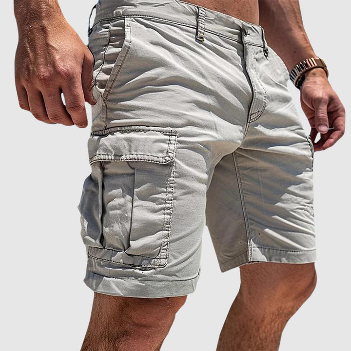 Short cargo homme décontracté et confortable, idéal pour l'aventure urbaine avec ses poches pratiques.