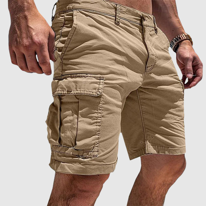 Vêtement homme : short cargo décontracté, parfait comme bermuda pour l'été et les loisirs quotidiens.