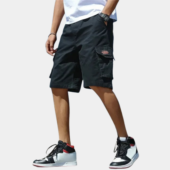 "Short cargo homme Derick gris avec poches spacieuses, design robuste et coupe moderne pour confort et style décontracté."