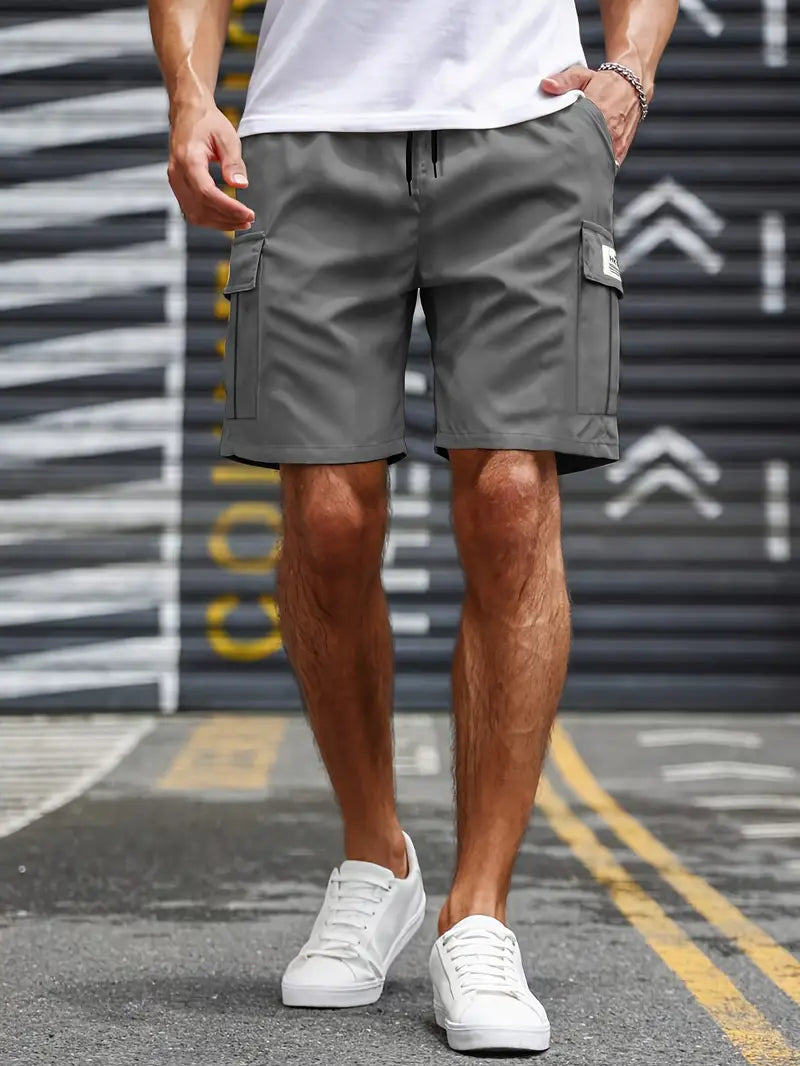 Short cargo homme blanc cassé, léger, élégant, mode estivale, poches latérales pratiques.
