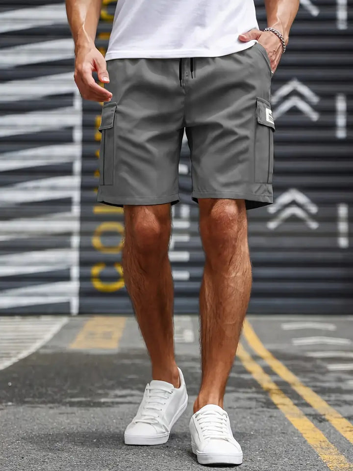 Short cargo homme blanc cassé, léger, élégant, mode estivale, poches latérales pratiques.