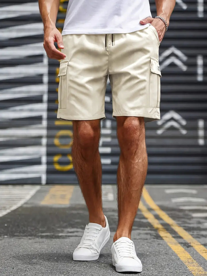 Short cargo gris chiné homme, luxe et confort, mode masculine estivale chic et versatile.