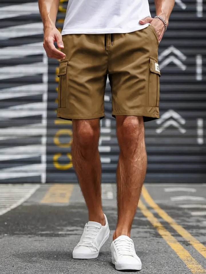 Short cargo homme, couleur terre, luxe, confort, essentiel pour la garde-robe d'été moderne.