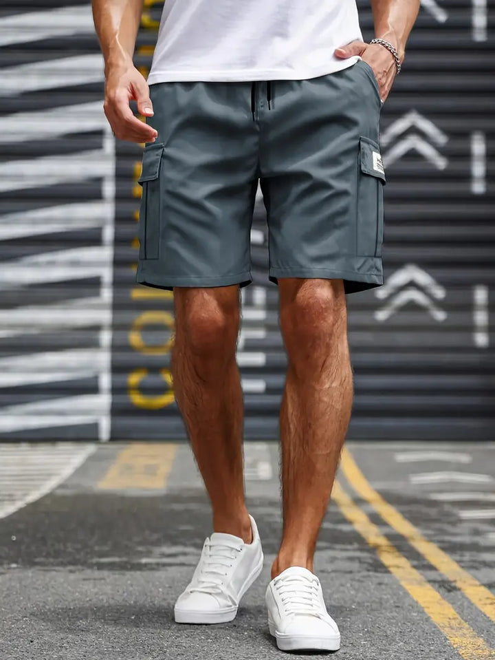 Short cargo kaki foncé homme, luxe, poches pratiques, vêtement estival décontracté et chic.