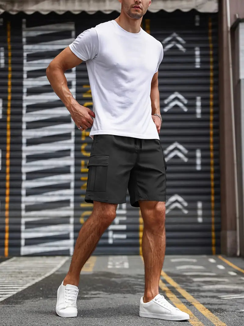 Short cargo vert militaire homme, chic et pratique, avec poches cargo, tendance mode masculine été.