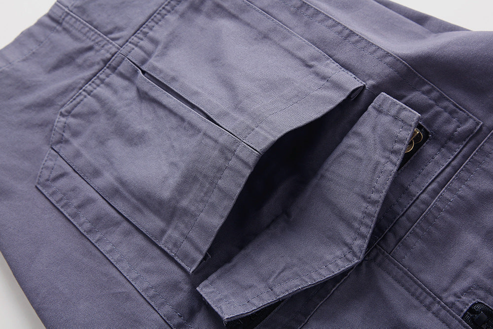 "Short cargo homme robuste et polyvalent avec poches, idéal pour randonnée et activités extérieures, en pleine nature."