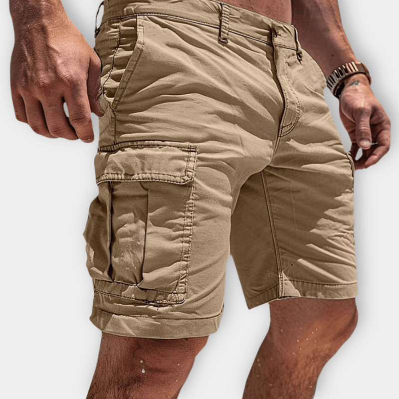 "Short cargo léger homme en polyester respirant, couleur noire, avec poches multiples, idéal pour sorties décontractées."