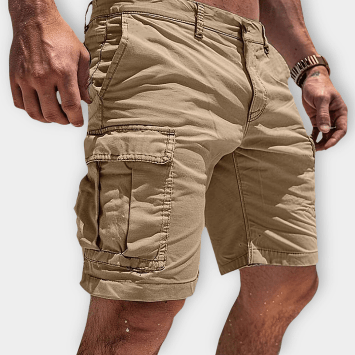 "Short cargo léger homme en polyester respirant, couleur noire, avec poches multiples, idéal pour sorties décontractées."