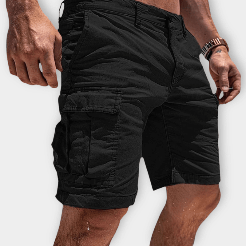 "Short cargo léger homme en polyester respirant, couleur noire, avec poches multiples, idéal pour sorties décontractées."