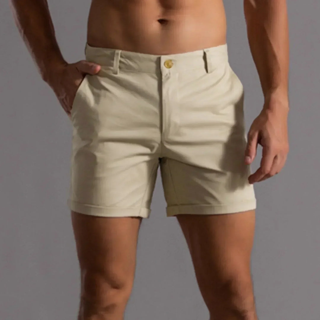 "Short chino homme d'été stylé, couleur unie, coupe droite pour confort et look chic, idéal journées chaudes."