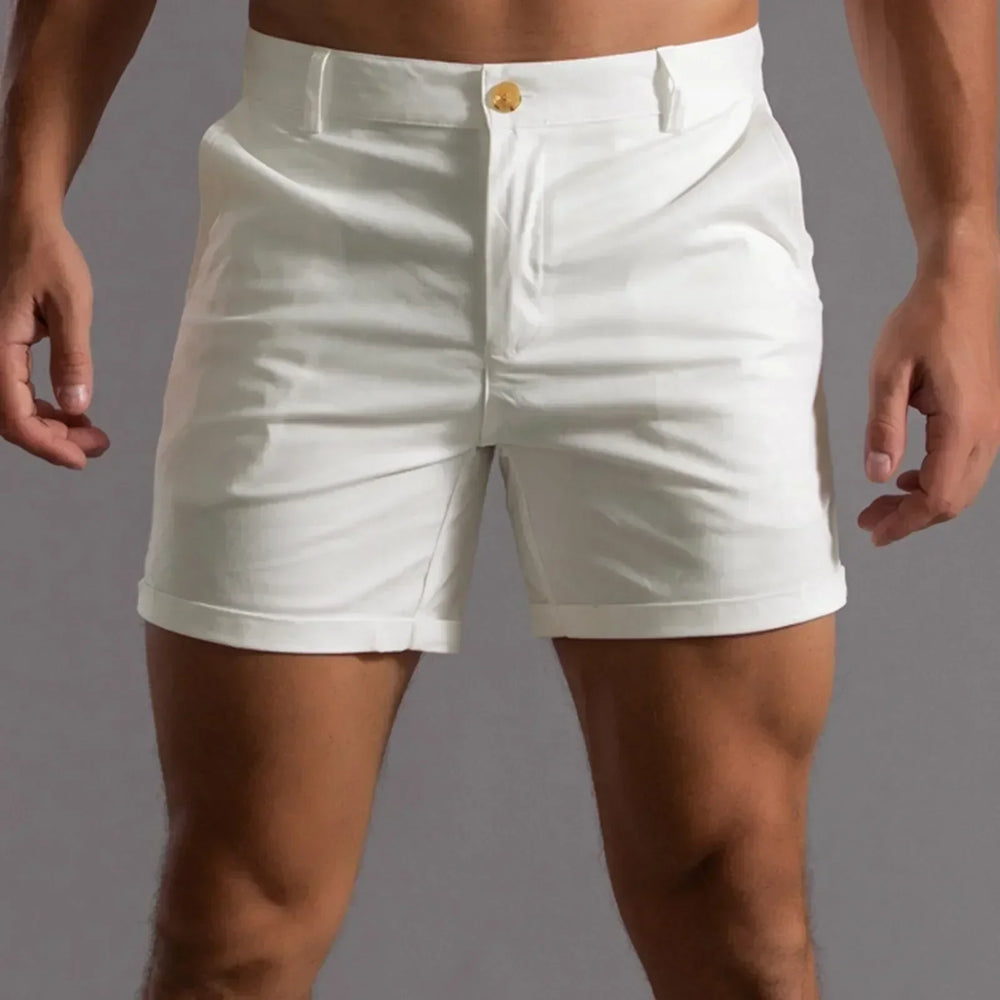 "Short chino homme d'été stylé, couleur unie, coupe droite pour confort et look chic, idéal journées chaudes."