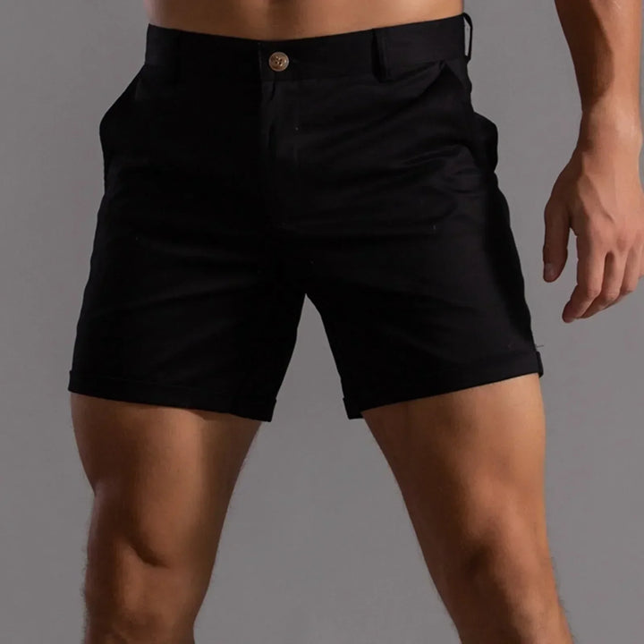 "Short chino homme d'été stylé, couleur unie, coupe droite pour confort et look chic, idéal journées chaudes."
